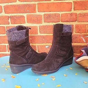 Aquatalia Black Suede Leather Boots in great condition, Made in Italy, SZ 8.5